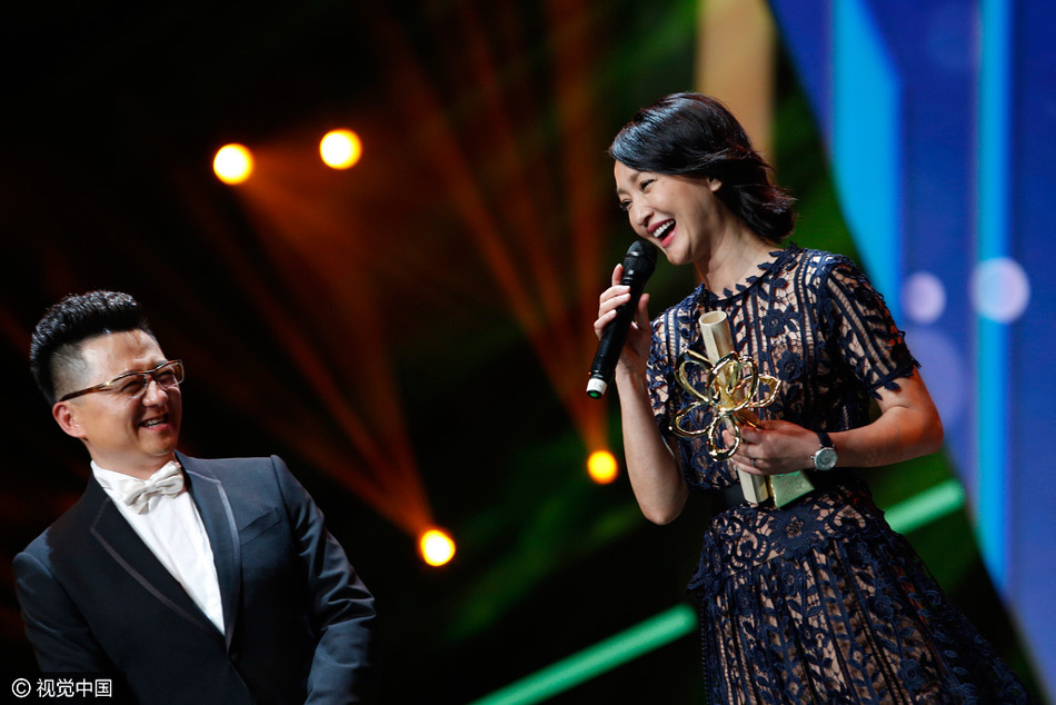 2015上海电视节闭幕 周迅摘视后裸背吸睛