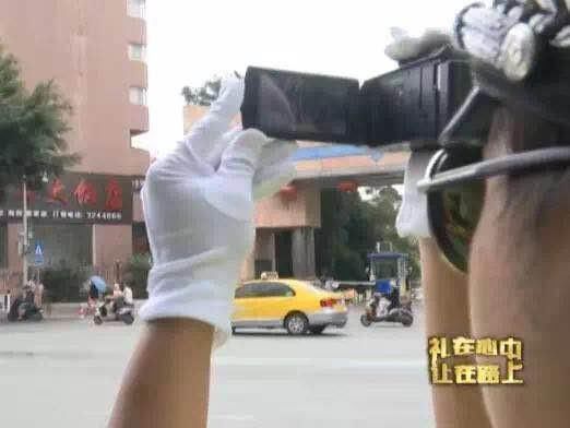 南宁交警发明偷拍神器,塑料防震桶内置摄像头