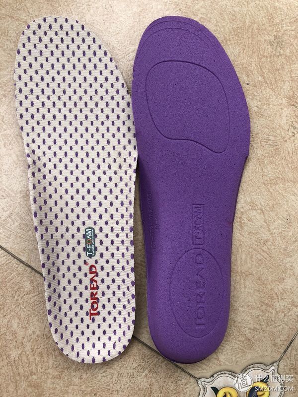 人群中的那一抹艳丽-探路者大红PAO-F1