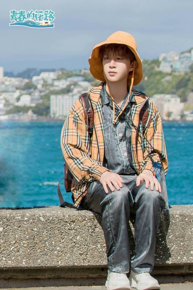 《青春的花路》范丞丞戴小黄帽超乖 抢导演帽