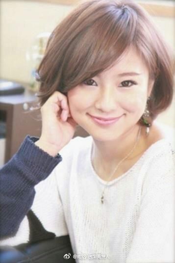 四十岁女人,圆脸,头发硬还多,适合留什么发型?