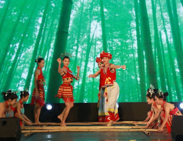 热烈祝贺尚品本色木门 “尚”有蓝图 天道酬勤 年会在三亚隆重