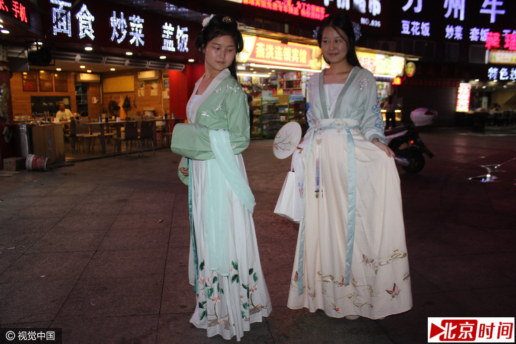 图为穿着汉服行走在街头的女孩。