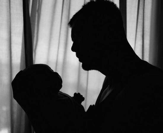 余文乐父亲节晒照 与儿子亲密合影:我的第一个