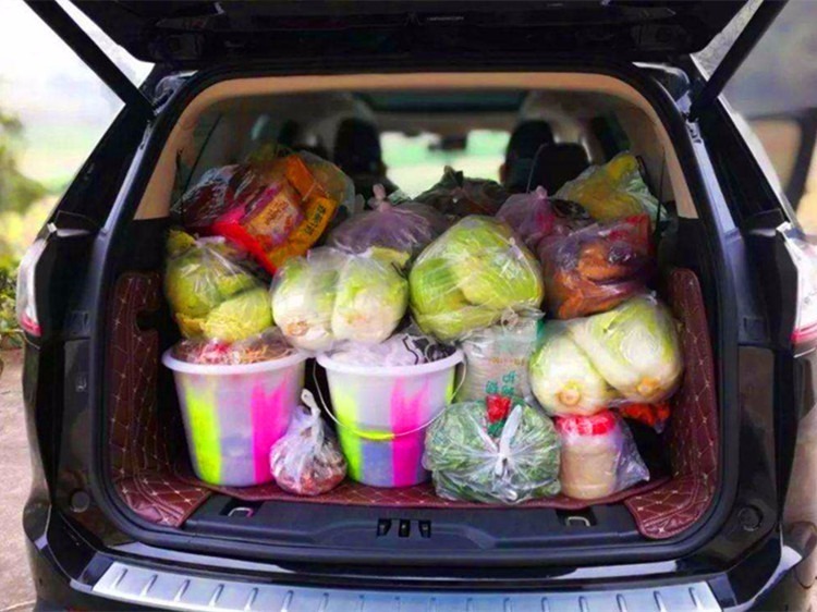 许多网友都晒出了自己的后备箱，尽是父母塞得满满的吃的、喝的、用的。儿女一个劲儿地说不用了，父母虽然嘴上答应，手上却一个劲儿的继续塞。