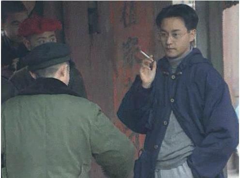 明星抽烟被拍:张国荣姿势优雅,林更新烟瘾大,b