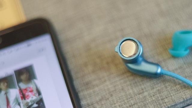 蓝牙耳机怎么和手机配对使用 t015d5fabd0cd49b515.jpg?size=640x360