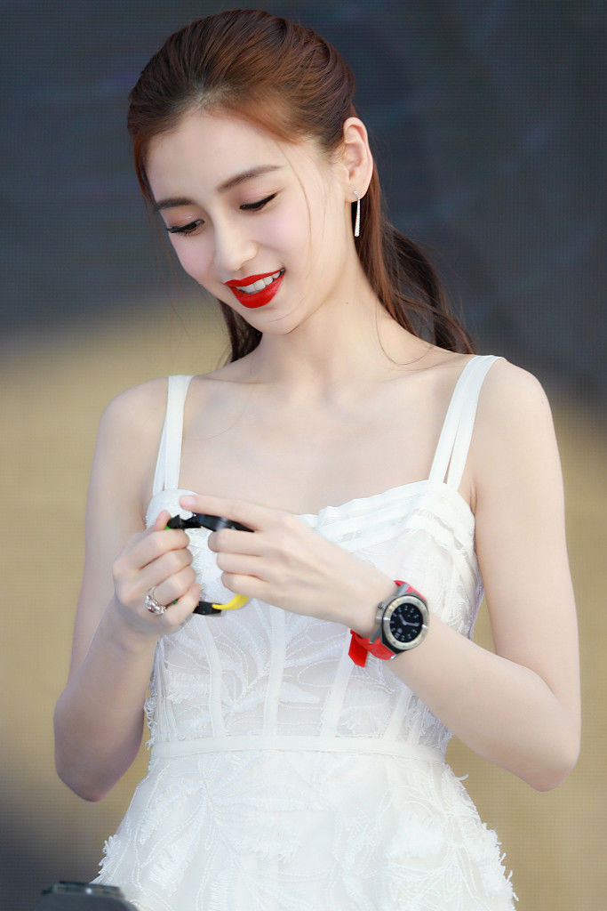 baby吊带白裙露性感锁骨红唇美艳