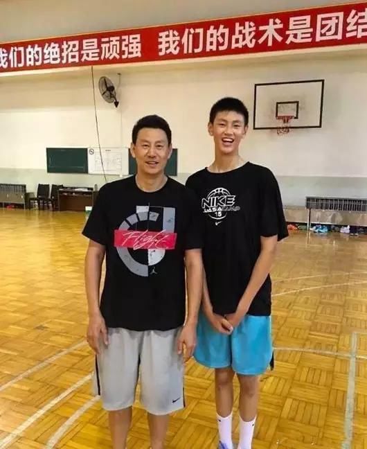 篮球教练李楠儿子16岁身高2米11,遗传父亲篮