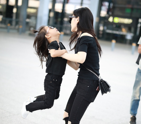 李小璐机场街拍意外遇上刘亦菲,可两人差距还