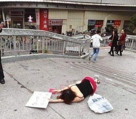 年轻漂亮美女晕倒街头, 却无人敢扶, 只因美女手