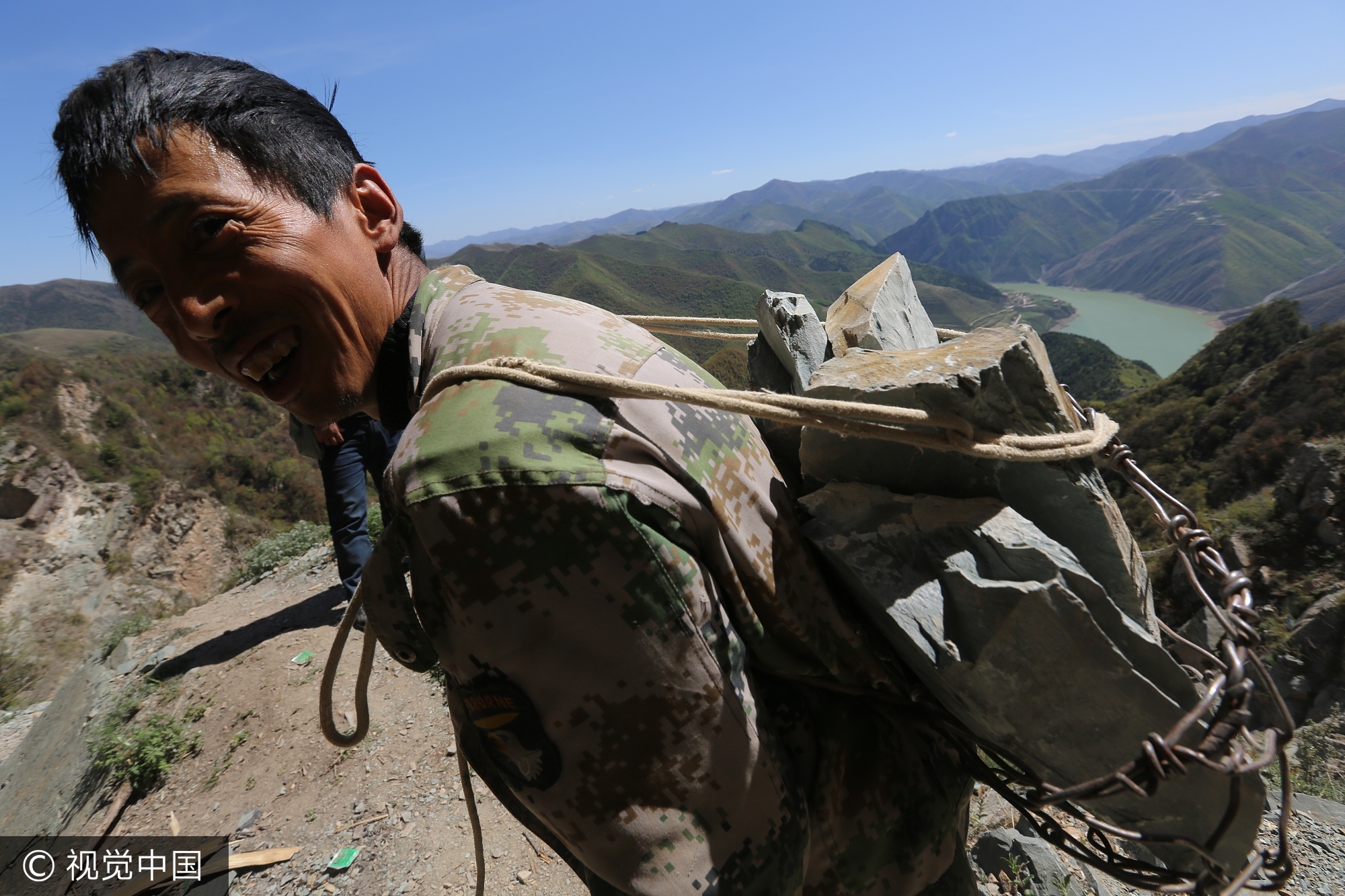 一块砚料要用九牛二虎之力才能挖下来，每天每人最多能采下七八十公斤砚料。