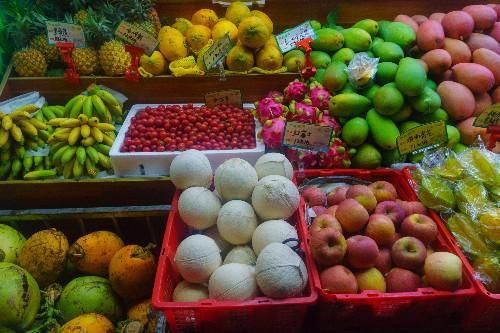 海南三亚早市上的水果和海鲜,海南青芒12元1斤