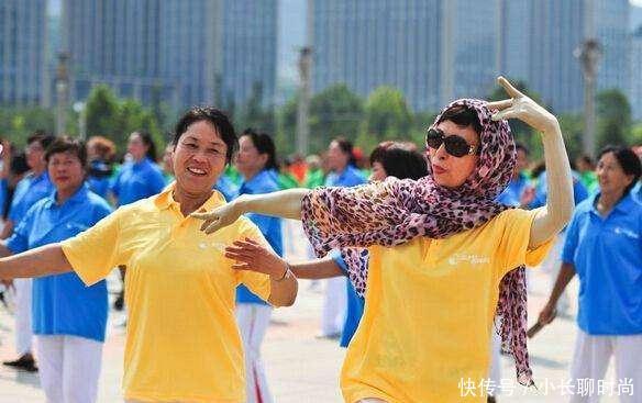 谁说丝巾是中国大妈标配, 你们女神赫本也在用