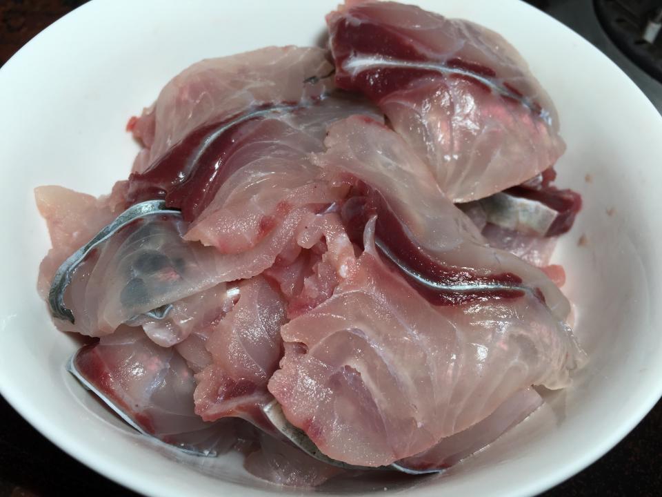 首先鱼肉切片备用.