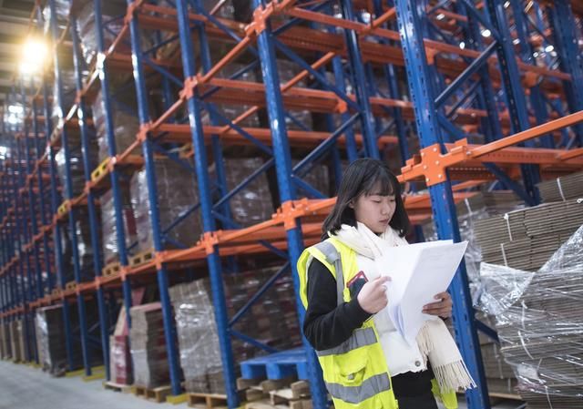 95后武汉姐妹花成机器人保育员,进仓库工作