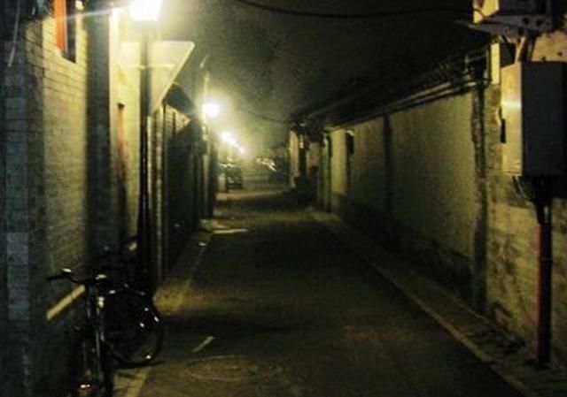 男子走夜路听见婴儿哭声,环顾四周却空无一人