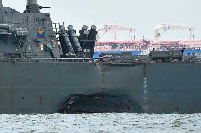 美国海军"约翰s麦凯恩"号导弹驱逐舰在新加坡东部海域与一艘商船相撞
