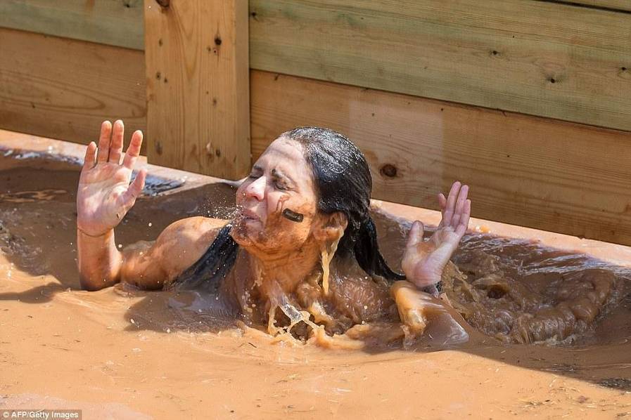 奇景!以色列泥巴节5000名男女展开泥潭大战