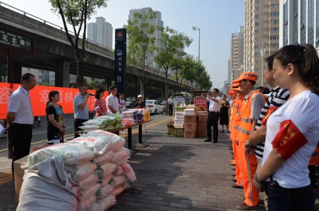新城区开展情系城市美容师,幸福林带送清凉活