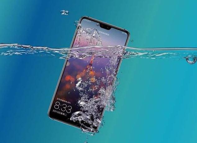 尽情与朋友举杯庆祝 IP67级防水华为P20 Pro让