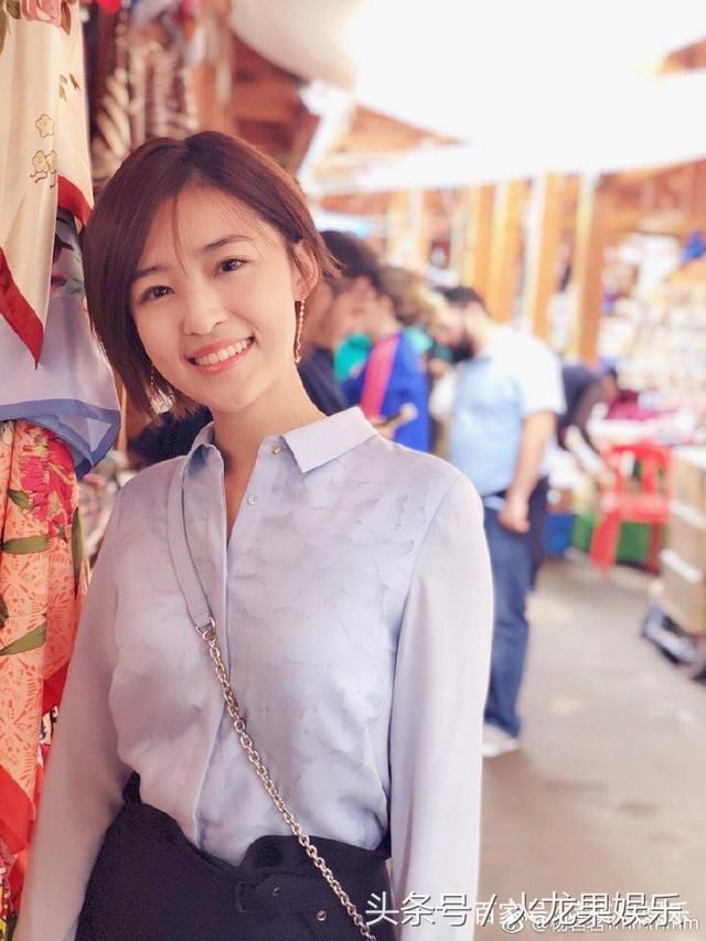 想不到央视还有这么清纯笑容甜美的女主播,杨