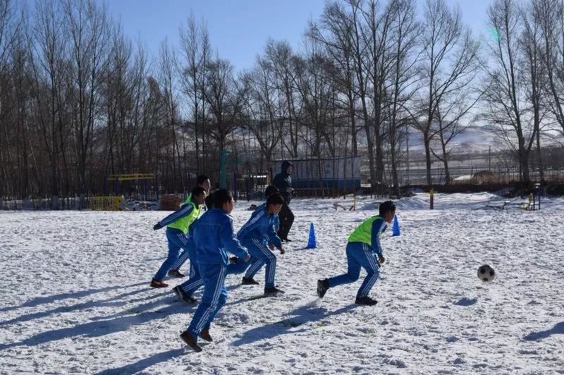 国安新星巴顿送爱心 校园足球支教贫困生