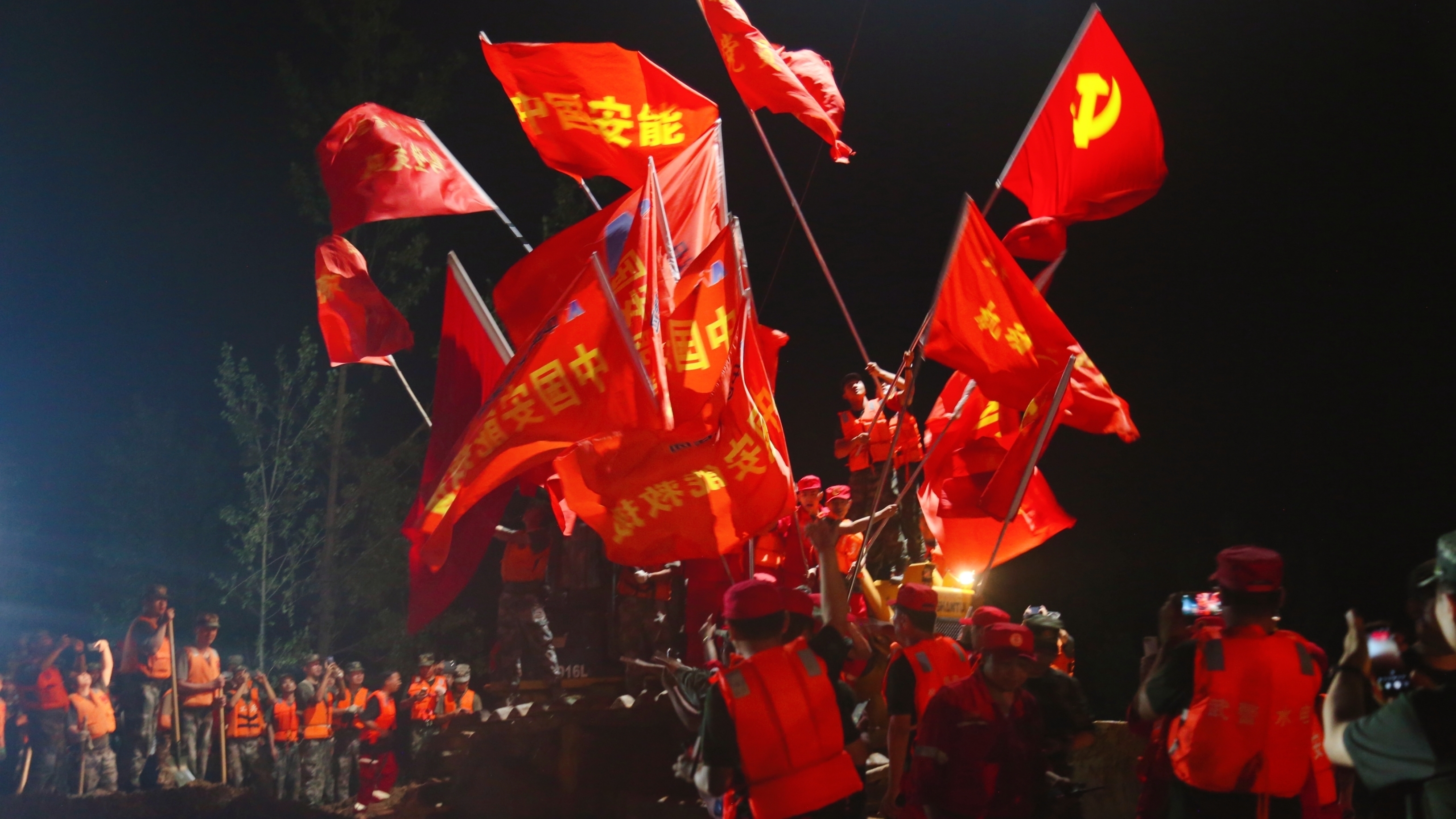 合龙了!军民携手两天两夜,河南卫河新镇河段决口成功合龙! 合龙了!军民携手两天两夜,河南卫河新镇河段决口成功合龙!