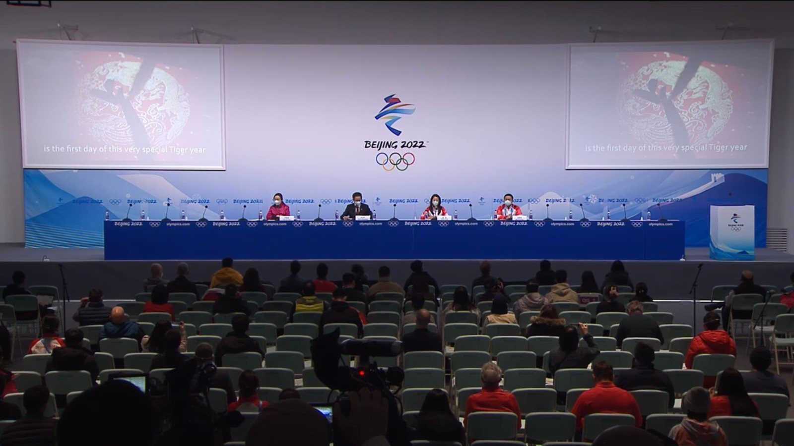 北京冬奥组委新年首场新闻发布会 发言人向中外媒体记者拜年