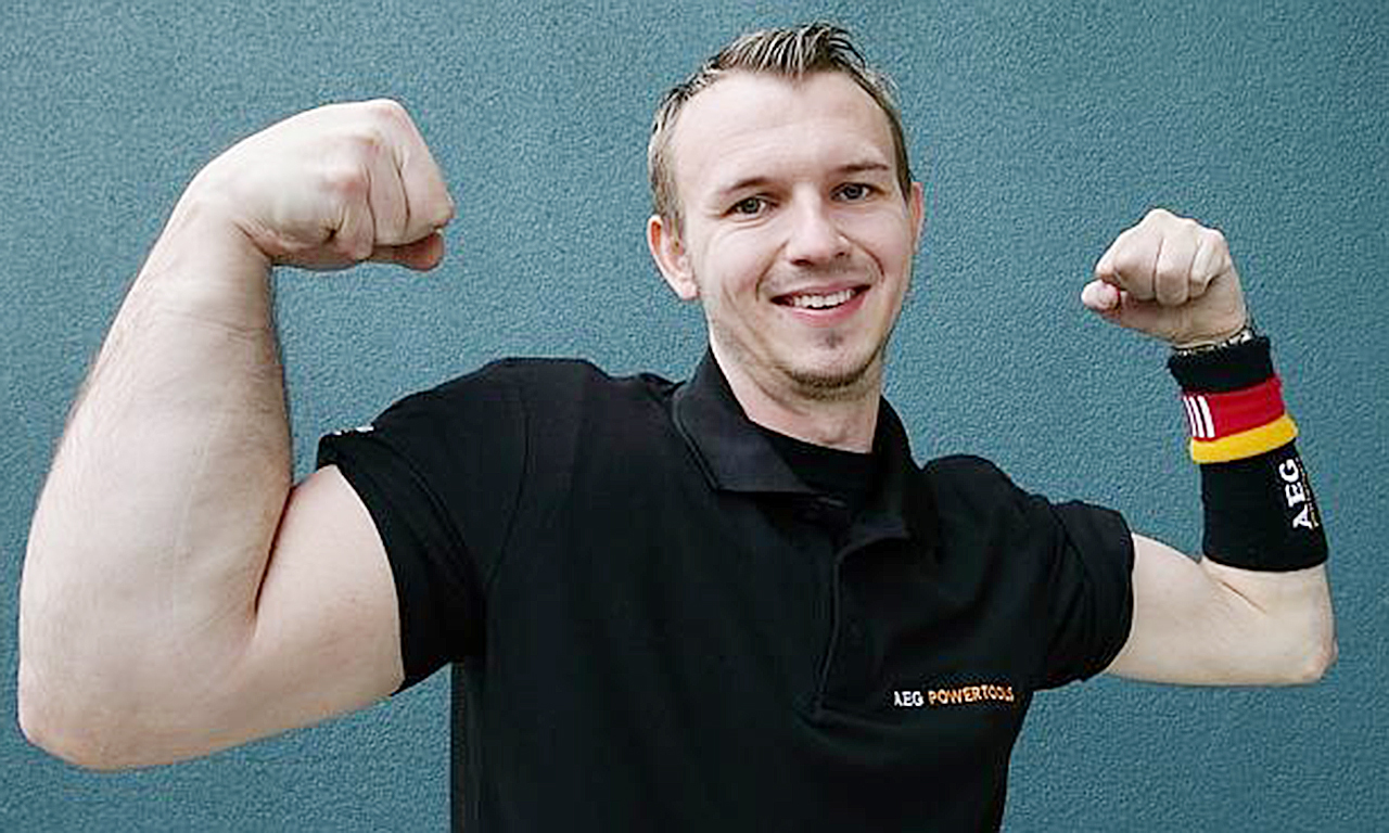 【年轻小伙为掰手腕自练麒麟臂】德国男子Matthais Schlitte有着与自己左臂不相匹配的粗壮右臂，他的右臂臂围可达到46cm，而造成他这种体形的原因就是为掰手腕而训练的。