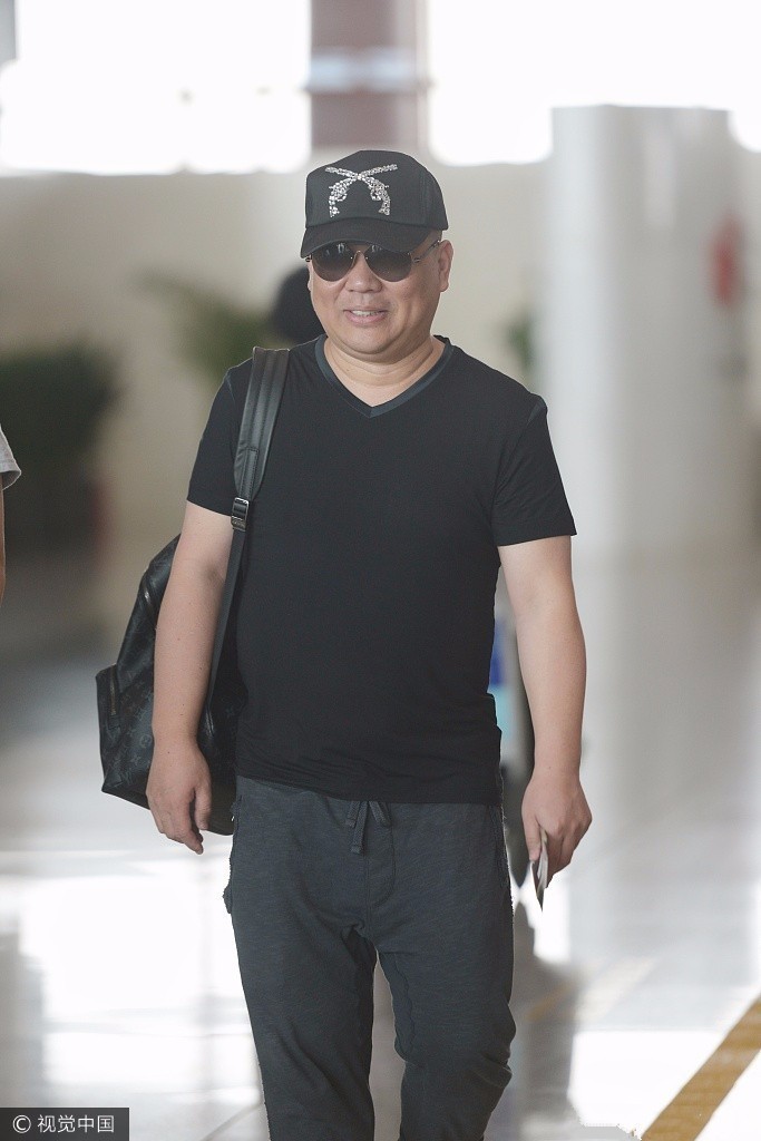 5月29日,郭德纲现身首都机场,他身穿黑色t恤脚踩老北京布鞋,一身休闲