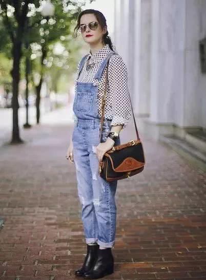 适合学生党的穿搭,一件背带裤就能让你时尚起