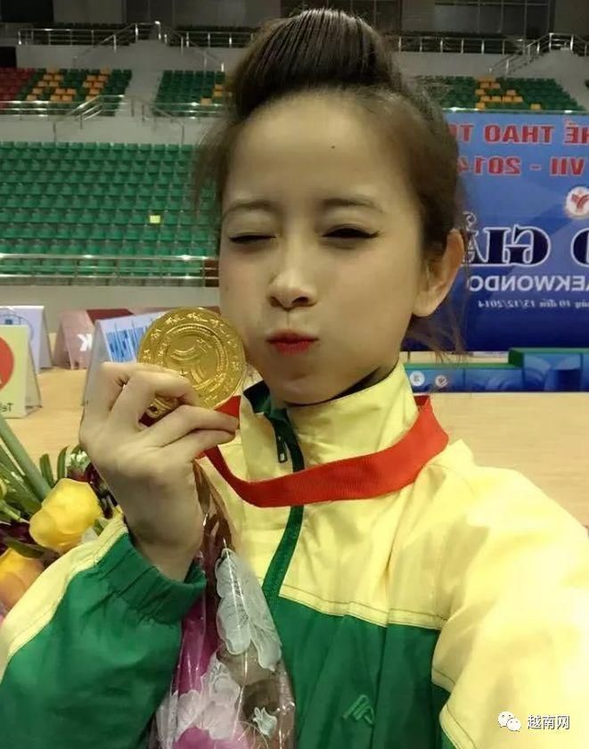 越南跆拳道宅男女神穿高跟鞋练一字马