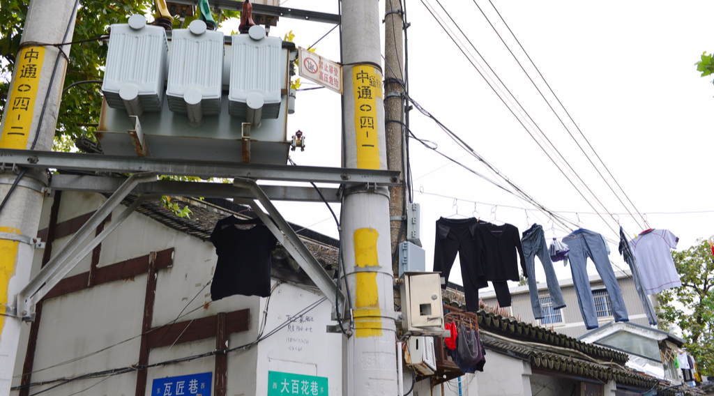 南京城中村空间拥挤 居民电线上晾晒衣物 南京城中村空间拥挤 居民电线上晾晒衣物