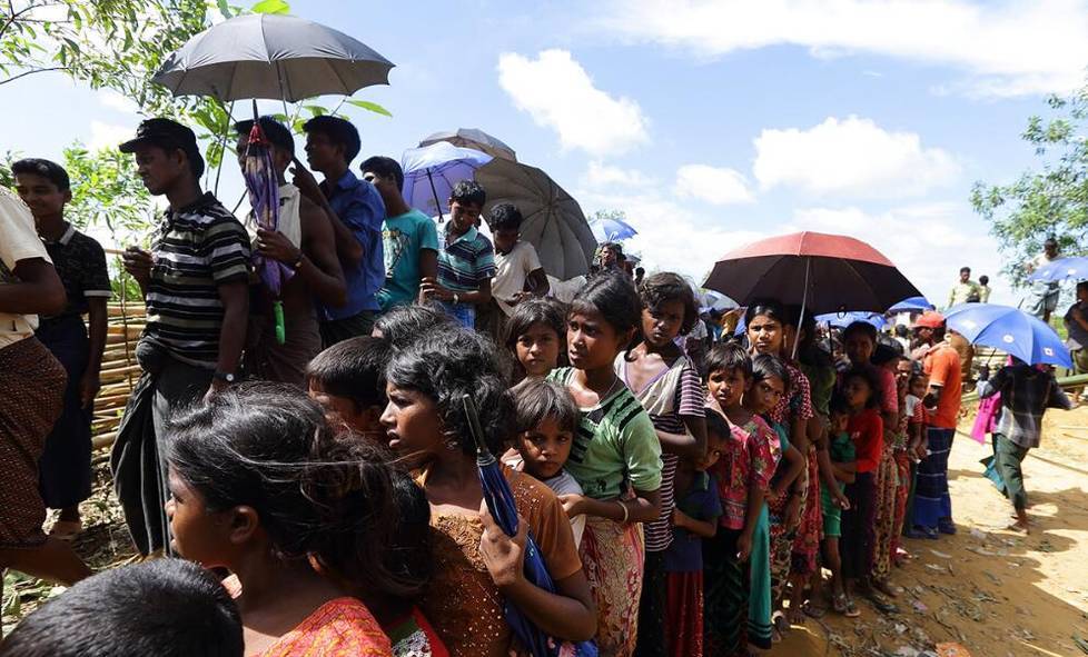 当地时间2017年10月2日，孟加拉国，自8月25日缅甸瑞开邦冲突以来，逃往孟加拉的罗兴亚人已达到约48万人，国际移民组织正在当地协调人道主义应急行动。这些逃难的罗兴亚人生活在难民营里，等待领取食物救济