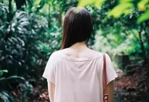 10条表达心情忧伤心累的图片说说短语