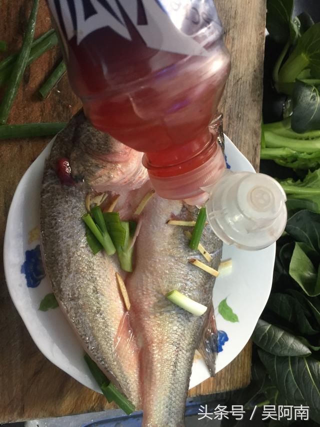 宝宝吃鱼好处多多,清蒸鲈鱼做法简单易学,快做