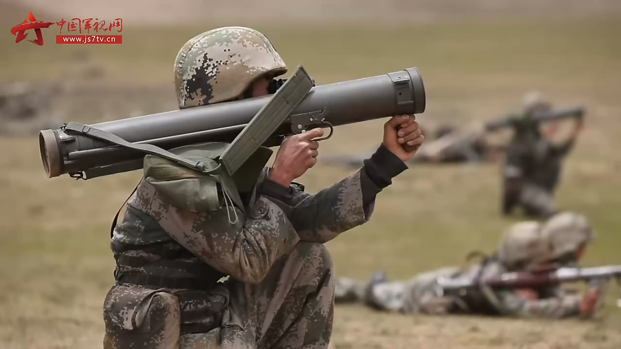 突击分队迅速通过通路,运用重机枪、火箭筒、迫击炮,不间断展开攻击。与此同时,防空雷达搜索锁定敌方空中目标,引导高射炮群展开抗击,将敌机悉数击落。