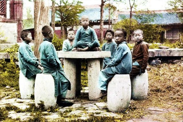 清朝末年“熊孩子”彩照，见证100多年前的童年