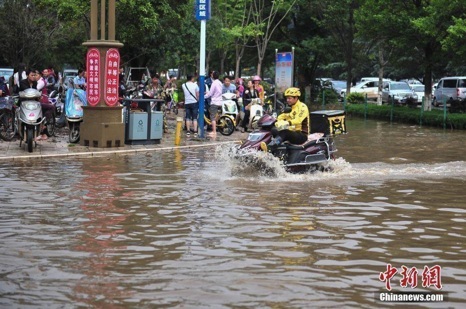 暴雨中的10個感動瞬間:大雨和清潔工的孩子