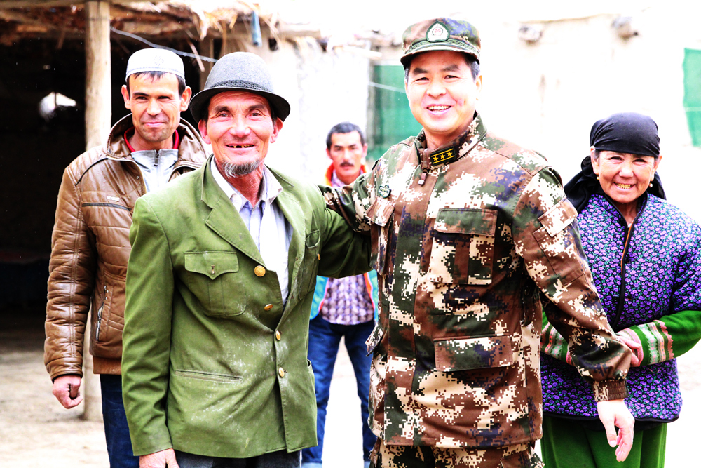 武警兵团指挥部官兵在开展的“民族团结一家亲”活动中,走进维吾尔族群众家中慰问。王博摄