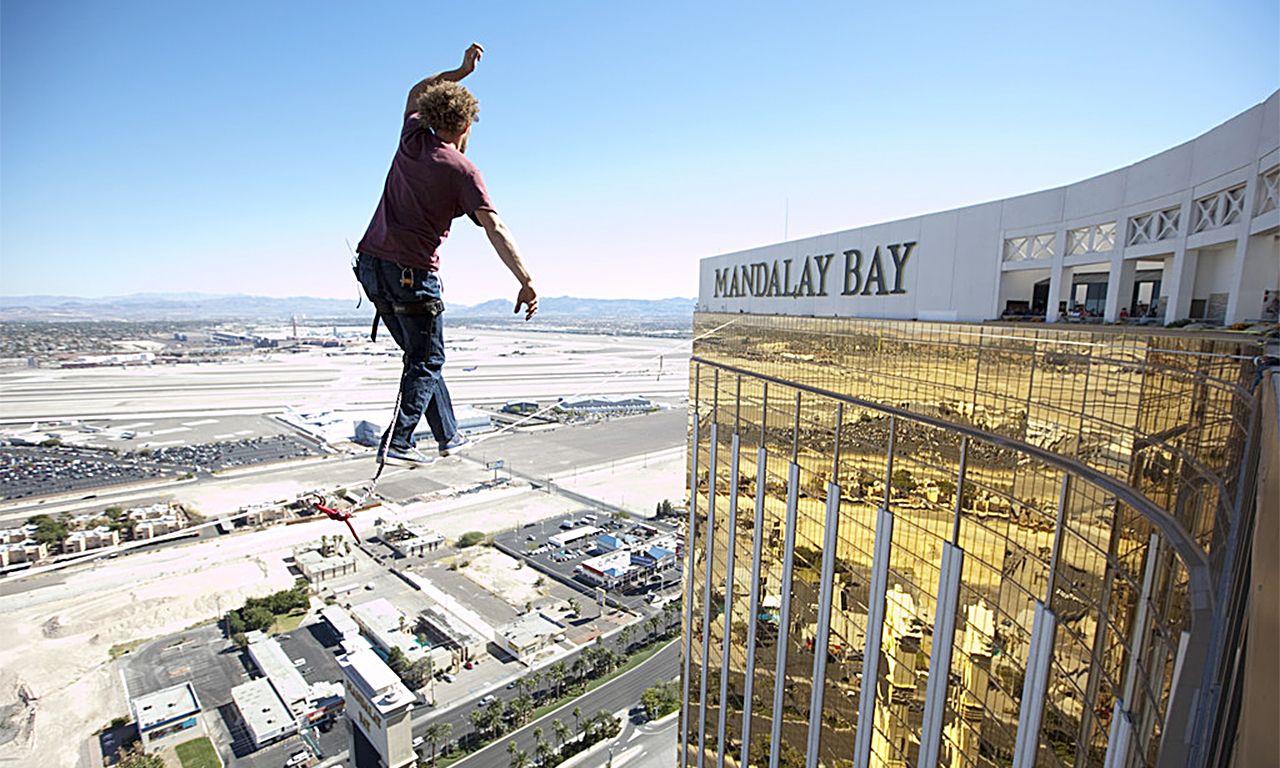 组图-惊险的高空走钢丝 牛人坠亡美女高跟鞋上阵