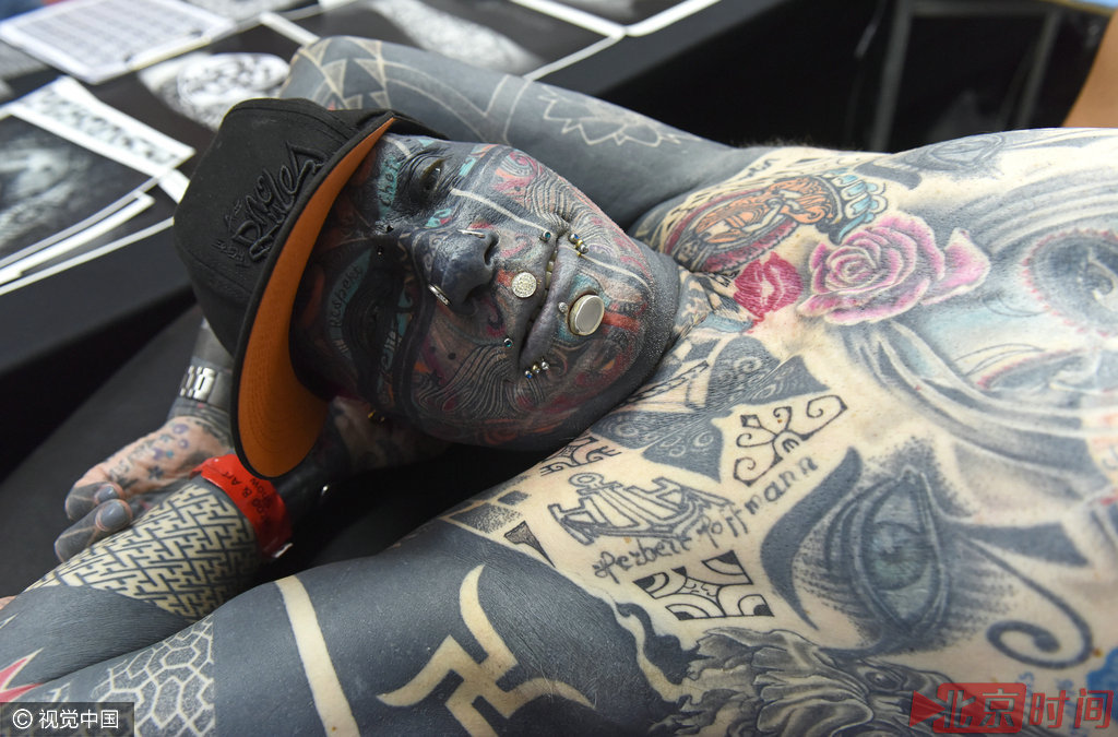 纹身原本不是坏人专属的标记，文身的图案无论是文字抑或图案，文身总是为了取悦自己和别人，不管你文在哪里。