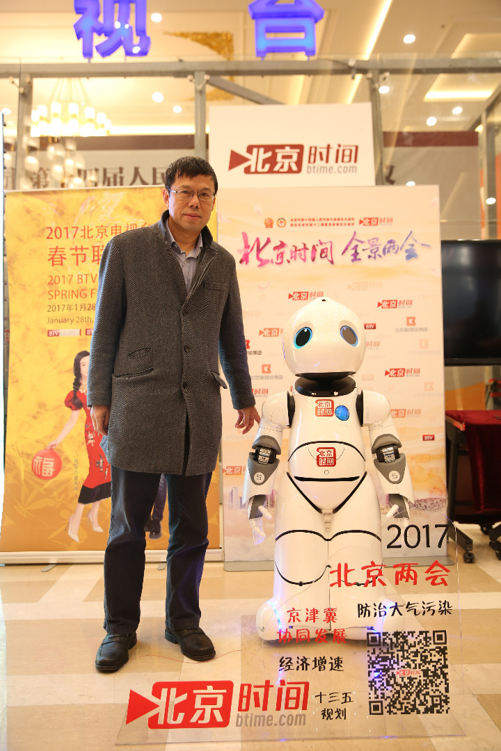 北京市第十四届人民代表大会第五次会议召开，机器人优友作为北京时间特邀记者来到会场，与代表聊天互动、亲密合影，开心时还跳起了炫酷的舞蹈，为大家带来了欢声笑语，收获了众多粉丝。