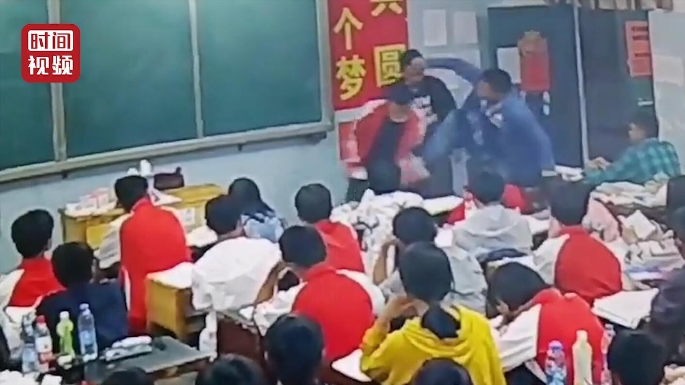 云南两名中学生被老师连扇耳光 新闻办:涉事老师已停职 云南两名中学生被老师连扇耳光 新闻办:涉事老师已停职