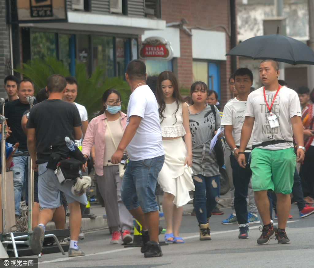 又陷时尚黑洞！刘亦菲穿飘逸白裙却穿澡堂拖鞋