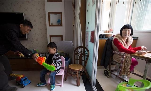 脑瘫母亲用鼻做微商 只为儿子活得更好