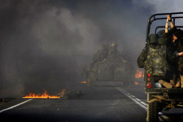 对这场战争，萨卡什维利错了，不光错在在奥运休战期间发动战争，也错在夜郎自大上。他认为美国人会在关键时候帮他一把，这就大错特错了。无事不起早是美国人的一贯作风，人家说的很明白：“没有永远的朋友，只有永远的利益。”图为格鲁吉亚地面部队撤退中遭俄空军穷追猛打。