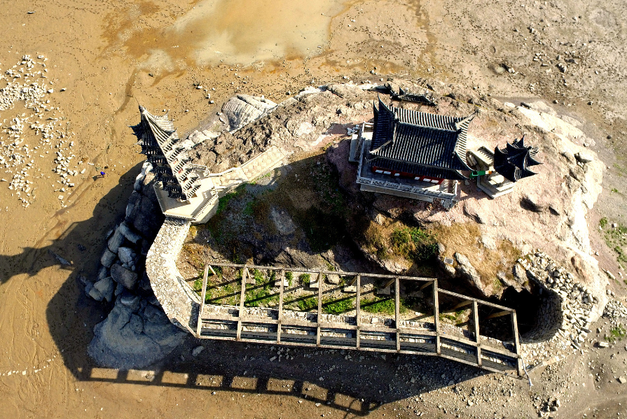 鄱阳湖进入枯水期 千年石岛落星墩重见天日