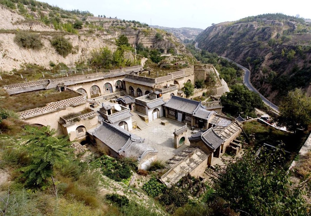 姜氏庄园位于米脂县城东南16公里桥河岔乡,建于清朝同治年间.